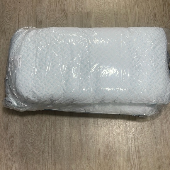 BEAUTYREST Platinum
2pk Chill Tech Cooling Performance Pillows - Picture 3 of 5